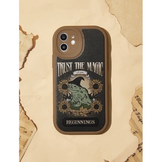 เคสไอโฟนดำแต่งขอบน้ำตาลกบแม่มดทานตะวัน x Aranza Sanchez i7-14promax (Case iphone) เคสมือถือ เคสเทศกาลฮาลาวีน