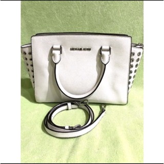Michael kors สีขาว​ ด้านข้างเก๋ๆ