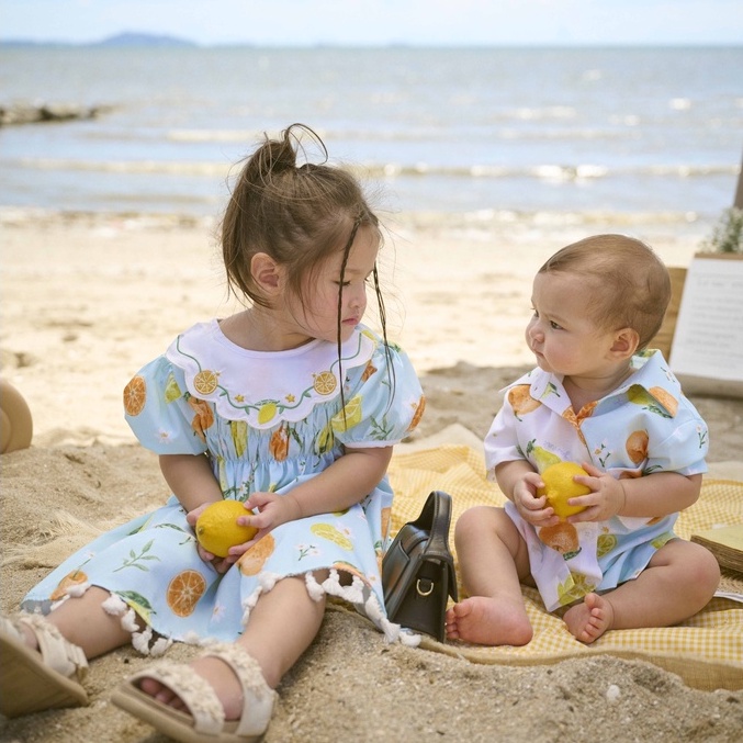 La Mignonne (XS-3XL) Beverly Delta Blouse เชิ๊ตเด็กทูโทนลายผลไม้ เสื้อใส่ไปเที่ยว มาพร้อมคอปกและกระเ