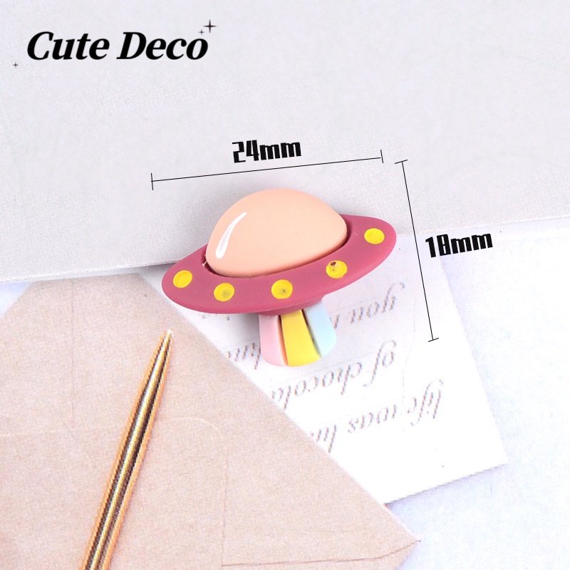 น่ารัก Deco การ์ตูนโลกน่ารัก (8 ประเภท) Earth / UFO Pink / Rocket Charm ปุ่ม / Cute Jibbitz Croc รองเท้า DIY / Charm วัสดุเรซินสําหรับ DIY
