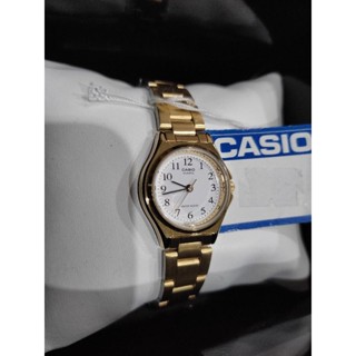 นาฬิกาข้อมือผู้หญิง Casio Standard สายสแตนเลสสีทอง