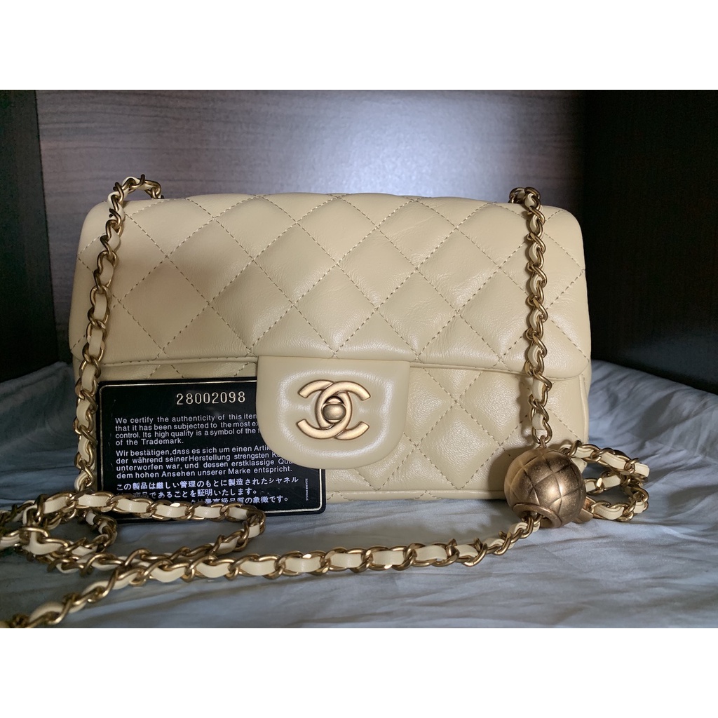 กระเป๋า ชาแนล Chanel mini pearl 8” Beige Lamb Gold Hardware มือสอง งานลุ้นแท้