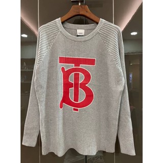 BURBERRY TB RED LOGO INTARSIA KNIT JUMPER SWEATER เสื้อสเวตเตอร์กันหนาวแขนยาว ผ้าไหมพรม แบรนด์เบอเบอรี่ ตัวหนังสือทีบี