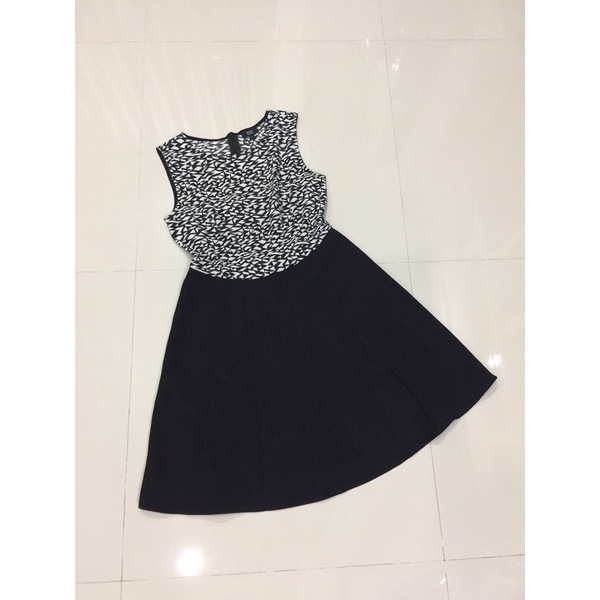 มินิเดรสสีขาวดำลายกราฟฟิก F&F กระโปรงบานๆผ้าฮานาโกะ ผ้าดี ทรงสวย ไม่ยับค่ะ  อก 34 เอว 29 สพ ฟรี ยาว 