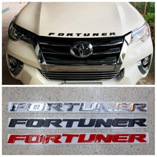 โลโก้ fortuner แปะฝากระโปรงขนาดใหญ่