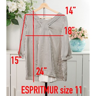 เสื้อมือสอง ESPRITMUR คอวี แขนสามส่วน ผ้าโปลีเอสเตอร์นุ่มลื่น ลายทางสีน้ำตาลดำ ด้านหลังเป็นซิปแต่งระบายด้านในเป็นผ้าชีฟอ