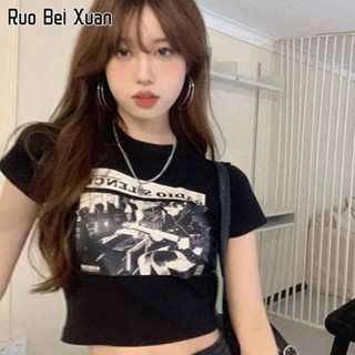 RUO BEI XUAN ผู้หญิงเสื้อยืดหวานและเย็นเครื่องเทศสาวพิมพ์ตัวอักษรด้านหน้าไหล่แขนสั้นเสื้อยืดผู้หญิงเกาหลีสั้นบางพอดีตัดท็อปส์