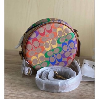 กระเป๋าทรงกลม ลาย รุ้ง🌈COACH 708 CIRCLE RAINBOW SIGNATURE CAMERA BAG งานshop ใบนี้หายากค่ะ