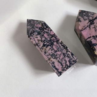 โรโดไนท์| Rhodonite #point เนื้อหินสีชมพู 💕 แทรกดำ ลวดลายสวย #1 สูง 5.7 cm