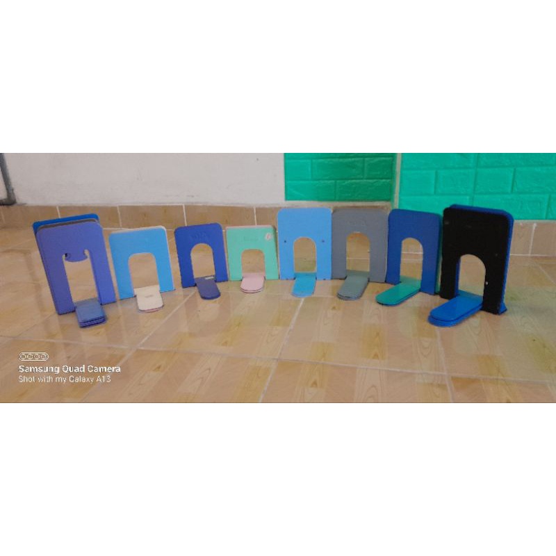 Metal Book End / Stand - Used (Size: สูง 21.5cm x ยาว 13.5cm x กว้าง 17cm)