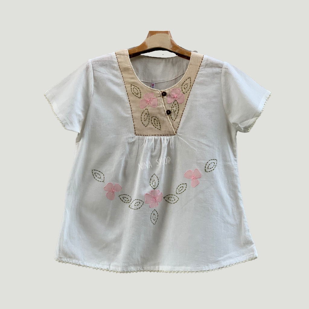 เสื้อผ้าฝ้ายสาลู คอกลมป้าย งานปักดอกและถักโคเชแฮนด์เมด ทรงสวยน่ารักสวมใส่สบายเนื้อบางเบานุ่มมือใส่แล้วเย็นกายไม่กลัวร้อน