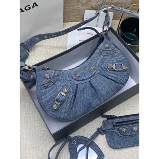 กระเป๋า Balenciaga พร้อมกล่องแบรนด์ตามภาพ งานสวย