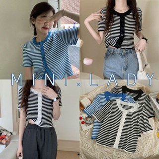 ❤️Mini.lady❤️มาใหม่พร้อมส่ง!เสื้อครอปแขนสั้นทรงสวยลายทางดูหรูมีสไตล์(กระดุมแกะได้)5A43