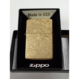 ZIPPO 49477  TUMBLED BRASS  สีทอง ผิวทองเหลือง ลายเสี้ยน   ของใหม่ไม่ผ่านการใช้งาน  มาพร้อมกล่อง  รับประกันของแท้