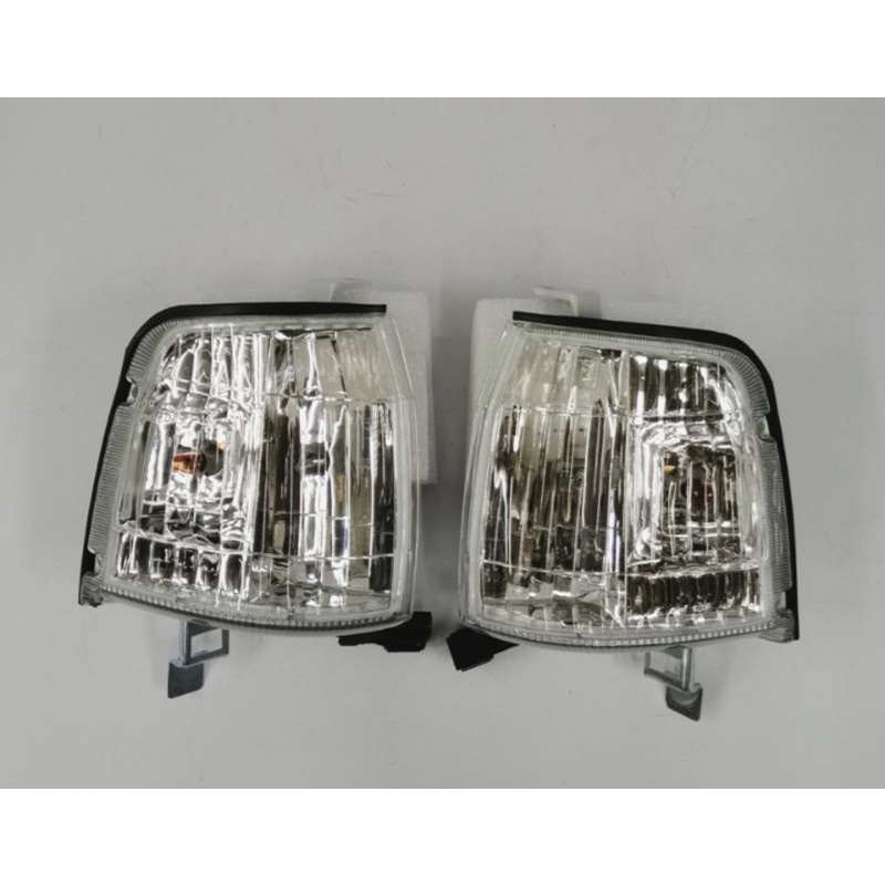ไฟหรี่มุมลายเพชร ISUZU TFR ทีเอฟอาร์ ปี1995-1996 ยี่ห้อ Depoพร้อมขั้วไฟและหลอดไฟ ปลั๊กสินค้าไต้หวันTYC