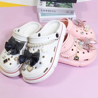 【😍Ooyoudo】Ins ริบบิ้นไข่มุก ริบบิ้น สูท DIY Crocs Jibbitz ที่มีเสน่ห์ สร้อยข้อมือ อุปกรณ์เสริม ของขวัญปาร์ตี้ | Jibbitz สําหรับ Crocs【แตะผู้หญิง jibbitz อุปกรณ์เสริม】