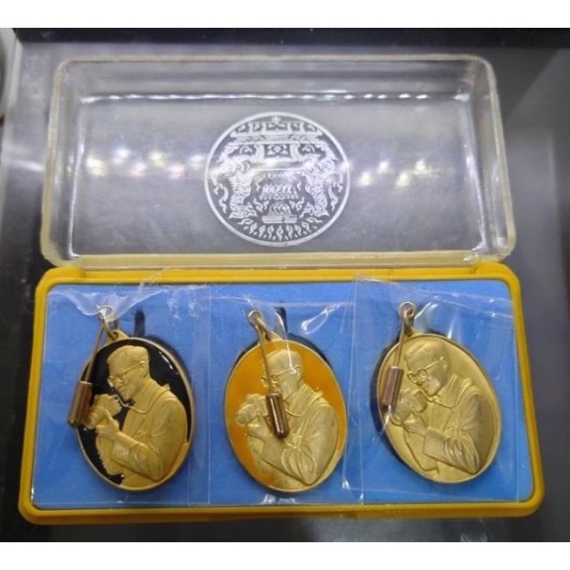 เหรียญทรงฉายกล้อง ที่ระลึก เนื่องในวโรกาสครบ 6 รอบ ร9 (ชุด 3 เหรียญ) พร้อมกล่องเดิม ปี 2541