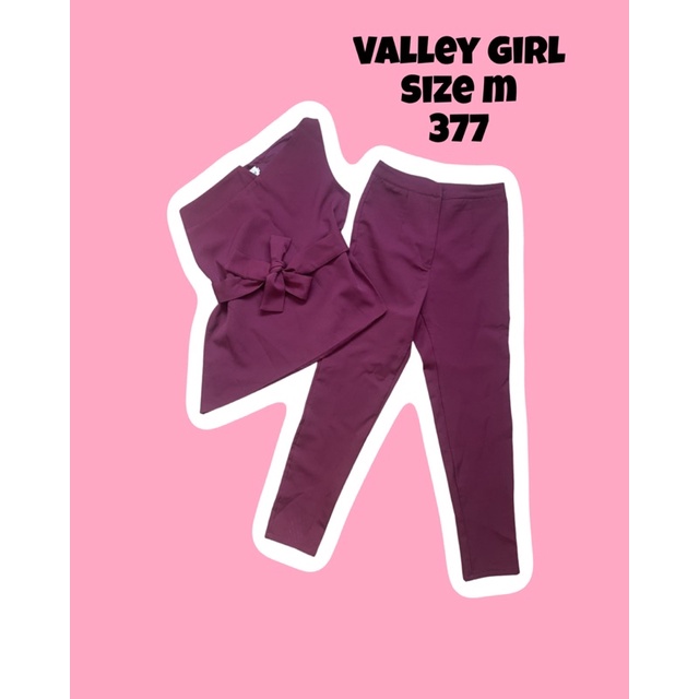 ชุดเซตเสื้อแขนกุดสีแดงเลือดนก คู่กางเกงขายาวเข้าชุด มาพร้อมผ้าผูกเอว ป้าย valley girl size m