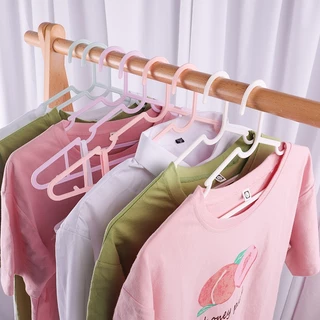 [ร่องเเขวนเสื้อกล้าม] ไม้แขวนเสื้อสายเดี่ยวแบบพลาสติกยืดหยุ่นได้ มีตะขอเเขวนเสริมไปให้ สีพาทเทล CD