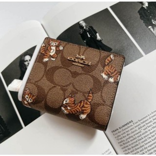 กระเป๋าสตางค์ใบสั้น Snap Wallet In Signature Canvas With Dancing Kitten Print