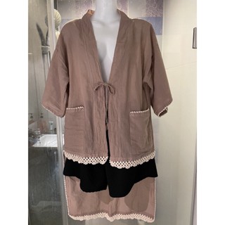 SALE!!__เสื้อคลุมผ้าสาลูถักโครเชหน้าสั้นหลังยาว(สีโอวัลติน/ อก40นิ้ว)
