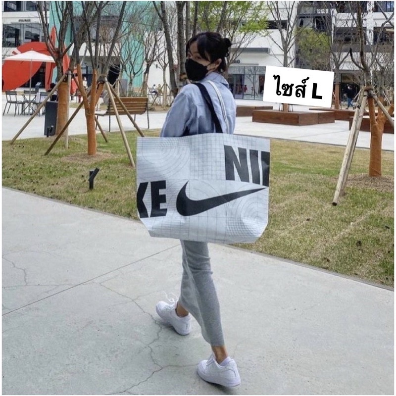 [พร้อมส่ง ของแท้100%] ถุง Shopping  Nike Reusable Shopping Bag สุดฮิตจากเกาหลี  [ลิขสิทธิ์แท้จากShop NIKE TH. ] ราคา ถูกที่สุด ดีลบีเคเค แกลเลอรีภาพที่ 4