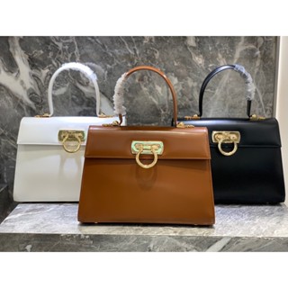 พรี​ ราคา11400 Ferragamo กระเป๋าถือไซส์ใหญ่ หนังแท้ กระเป๋าแฟชั่น กระเป๋าสะพายข้าง