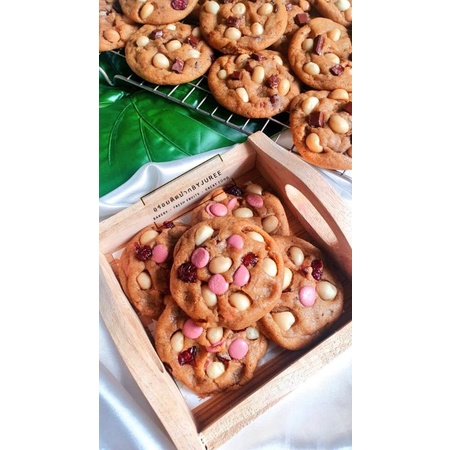 Soft&amp;chewy ruby chocolate macadamia cookies