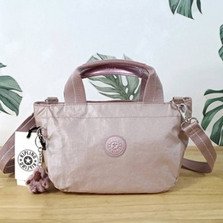 Kipling Sugar S II สี Rose gold (ชมพูอ่อนเคลือบผิวกันน้ำหูชมพูอมม่วง)