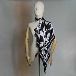 GUYLARCHE ผ้าพันคอ Signature scarf ลาย Meringue flower (GM39BL)