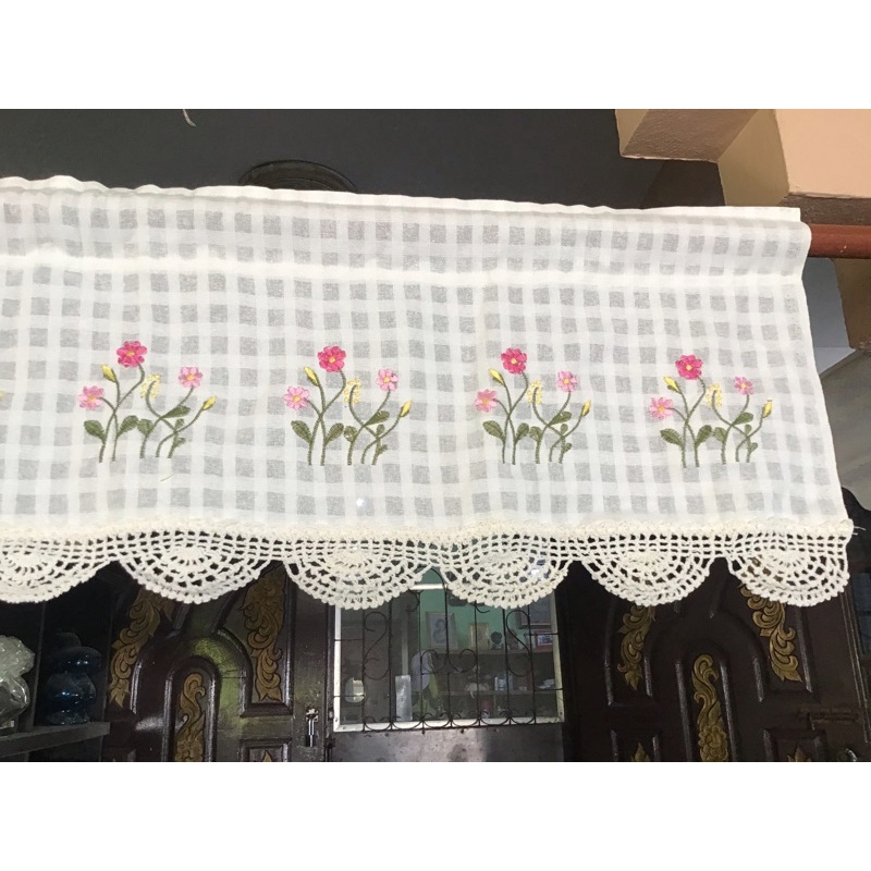 แนะนำ ผ้าม่าน ผ้าม่านผ้าฝ้ายสีขาวปักดอกสไตล์มินิมอลแบบครึ่งบานกว้าง1.10มสูง35ซม ราคาพิเศษ มีเก็บเงินปลายทาง