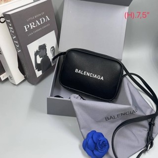 กระเป๋าสะพายข้าง Balenciaga