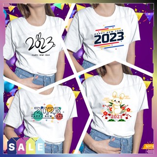 🎉 เสื้อปีใหม่ สวัสดีปีใหม่ 2023 (13-16(4) เนื้อผ้าโพลีเอสเตอร์ สีขาว ใส่สบาย ไม่ร้อน สีสวยคมชัด ตามแบบ100%