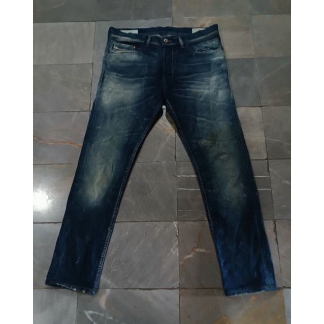 กางเกงยีนส์แบรนด์ diesel มือสองสภาพสวย Tepphar 0881W slim Made in Italy  size W 31 L 32ขนาดวัดจริง
เ