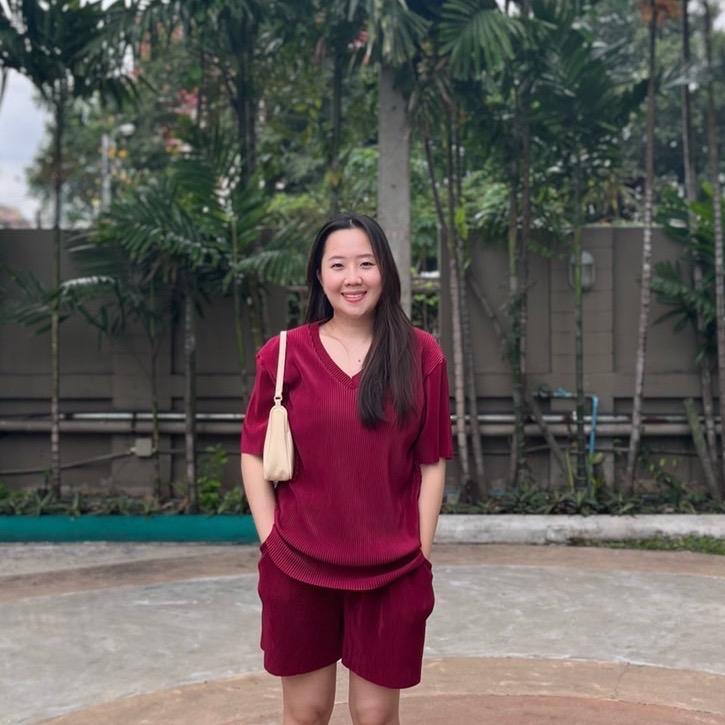 HUEGAH เสื้อยืด เสื้อยืดอัดพลีท แขนสั้น คอวี / คอกลม ไซส์ใหญ่ ผ้าบางเบาใส่สบาย - รูปที่ 3