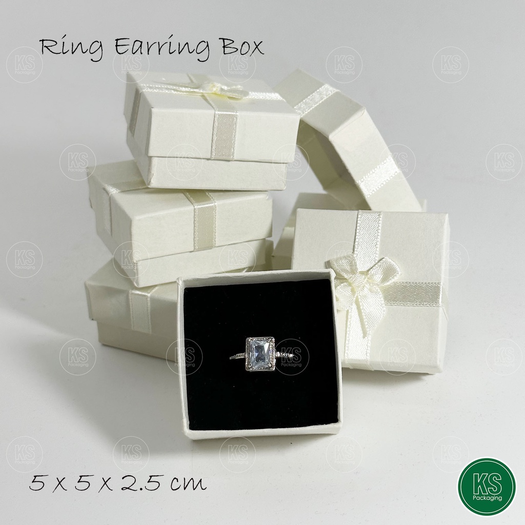 กล่องแหวน ต่างหู แพ็คเกจใส่เครื่องประดับ ทองเพชร นำเป็นของขวัญเพิ่มความประทับใจ สีครีม 5x5x2.5cm