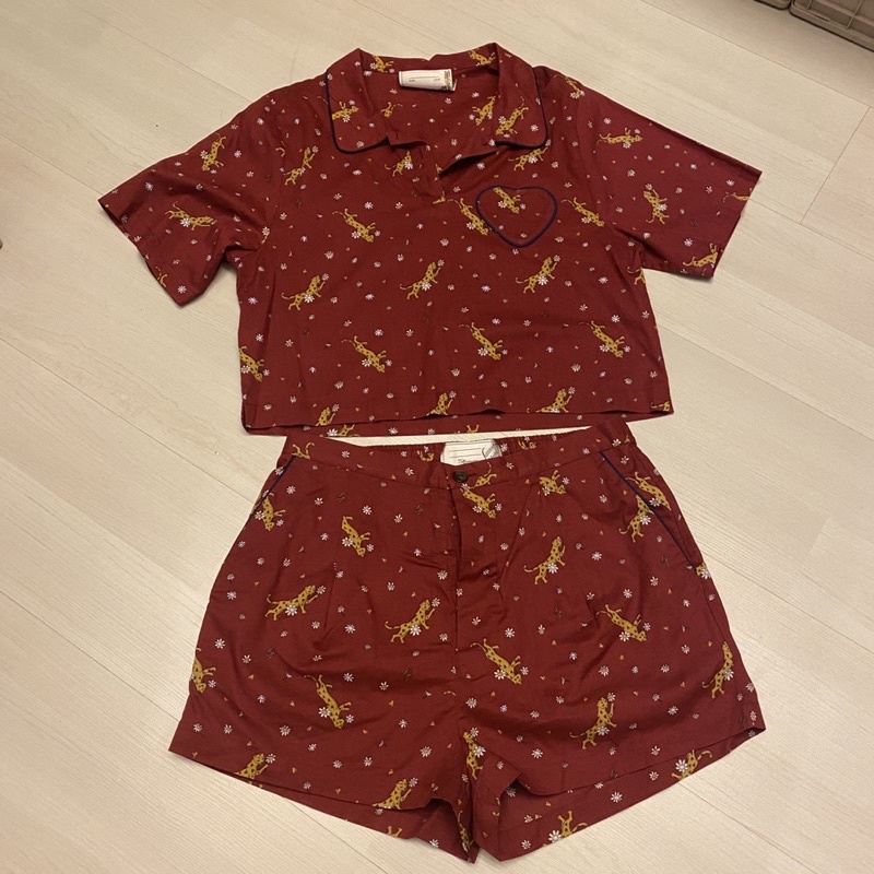 Sretsis sincerely yours เซทเสื้อครอป และกางเกงสีแดง size US 4 (m)