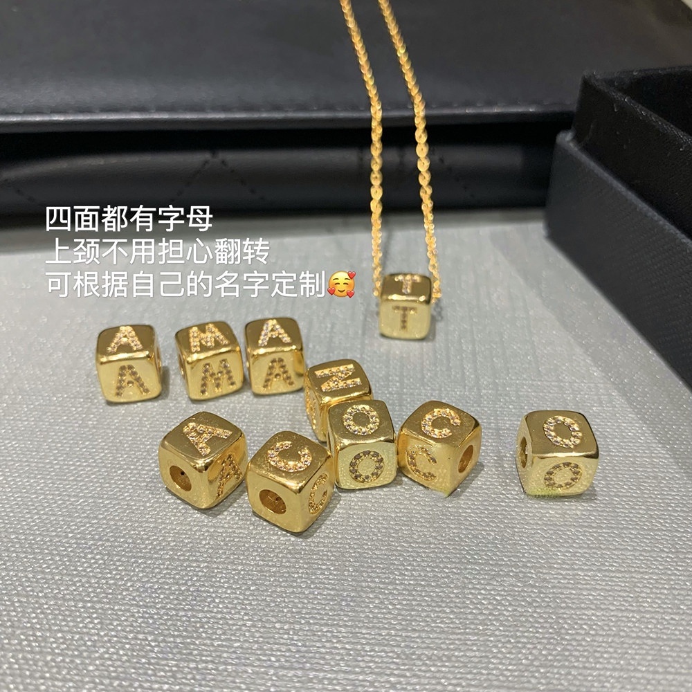 จี้ลูกเต๋าตัวอักษร A-Z ประดับเพชรเทียม สีทอง สําหรับทําสร้อยคอ สร้อยข้อมือ