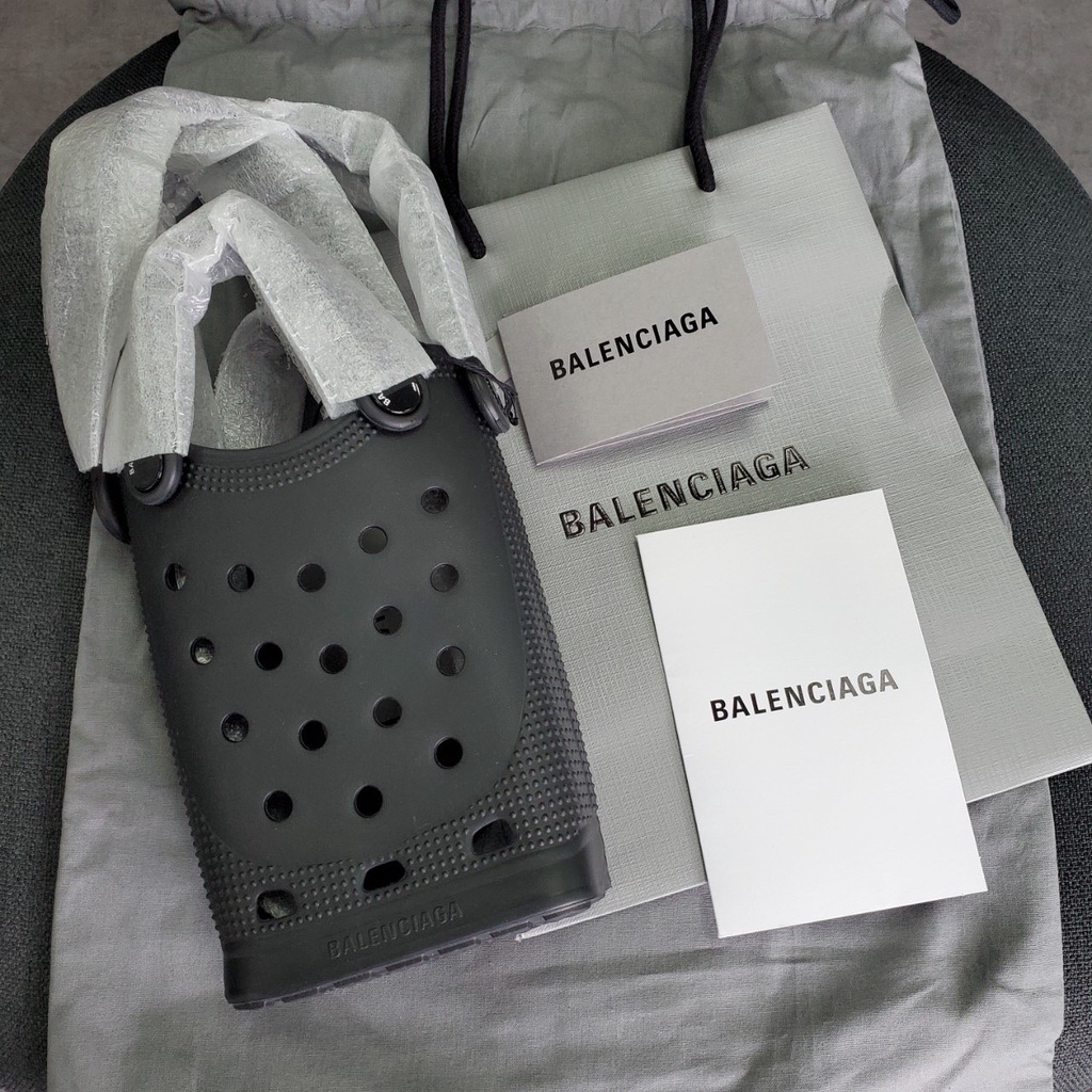กระเป๋าใส่โทรศัพท์ Balenciaga x Crocs รุ่น Single-Strap Phone Holder สีดำ