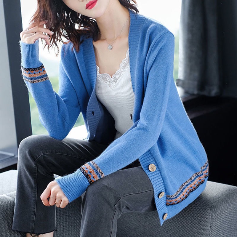 รุ่น-814ใหม่เสื้อสเวตเตอร์ถัก เสื้อไหมพรมแขนยาวกันหนาวผู้หญิงแบบคอวีกระดุม ผ้านุ่มสวมใส่สบาย พร้อมส่ง