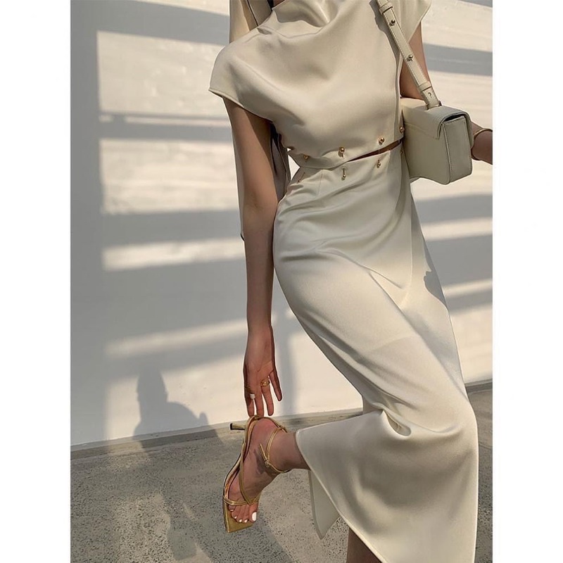 Mogwany พรี Nut Nut Dress เดรสสีขาวครีม สไตล์เรียบหรู ตกแต่งหมุดทอง ผ้าดีมีซับใน ใส่เที่ยว,ทำงาน,ทำบุญ