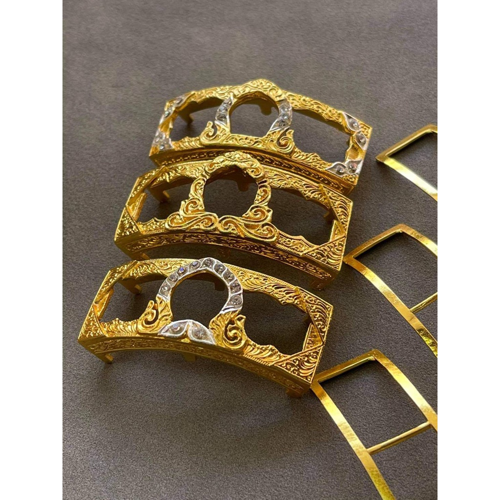 กรอบเลสขนาด4บาท..ชุบทองฝังเพชรพร้อมเเผ่นลองหลัง📌ใส่ใด้ทุกหลวงพ่อ📌💥งานเกรดA💥เเข็งเเรงไม่อ่อนหรือลอกเหมือนงานอื่น