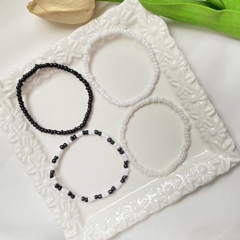 พร้อมส่ง   กำไลลูกปัด สร้อยข้อมือโทนขาวดำ