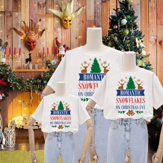 เสื้อยืด ROMANTIC SNOWFLAKES ON CHRISTMAS EVE CHRISTMAS สีแดง สำหรับครอบครัว พ่อแม่ และลูก 1 แพ็ค