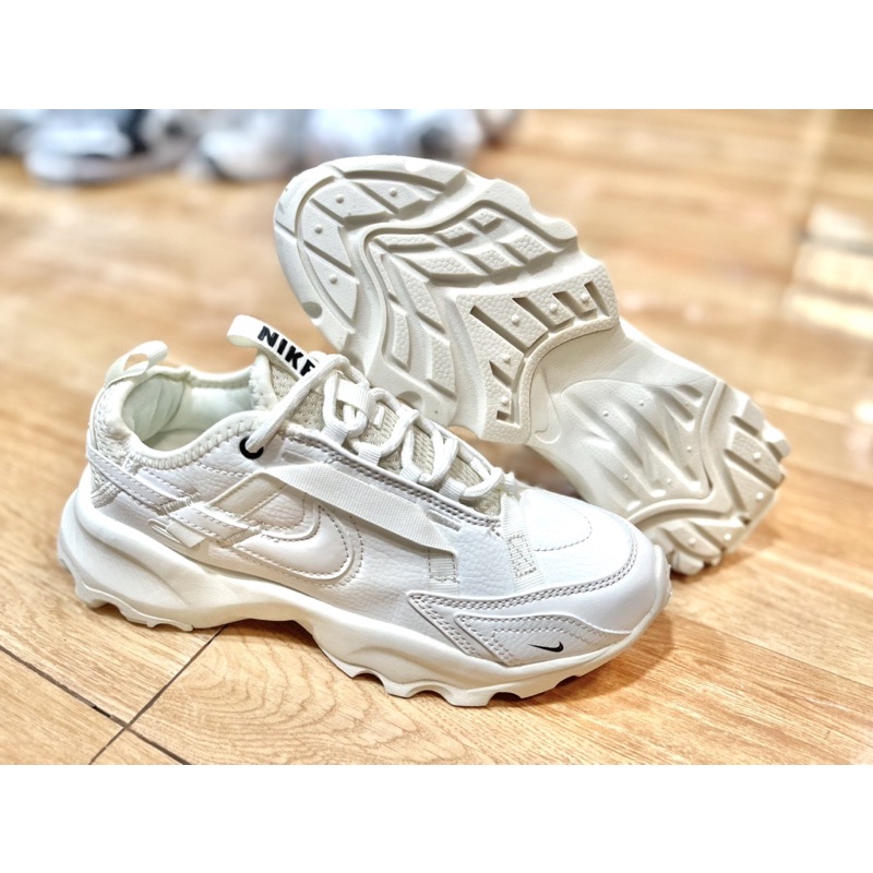 มีปลายทางคะ รองเท้าผ้าใบรุ่นใหม่-พร้อมส่งในไทยคะ