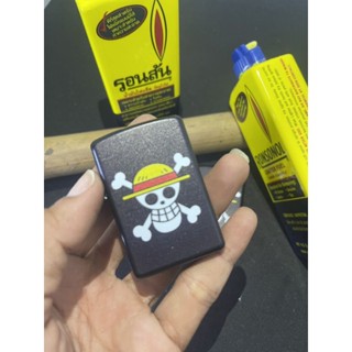 ไฟแช็ก Zippo สีดำลงลวดลายการ์ตูนสวยงาม เติมน้ำมัน พกพาสะดวก รูปทรงคลาสสิก ทางร้านเติมน้ำมันพร้อมใช้งานได้เลยค่ะ