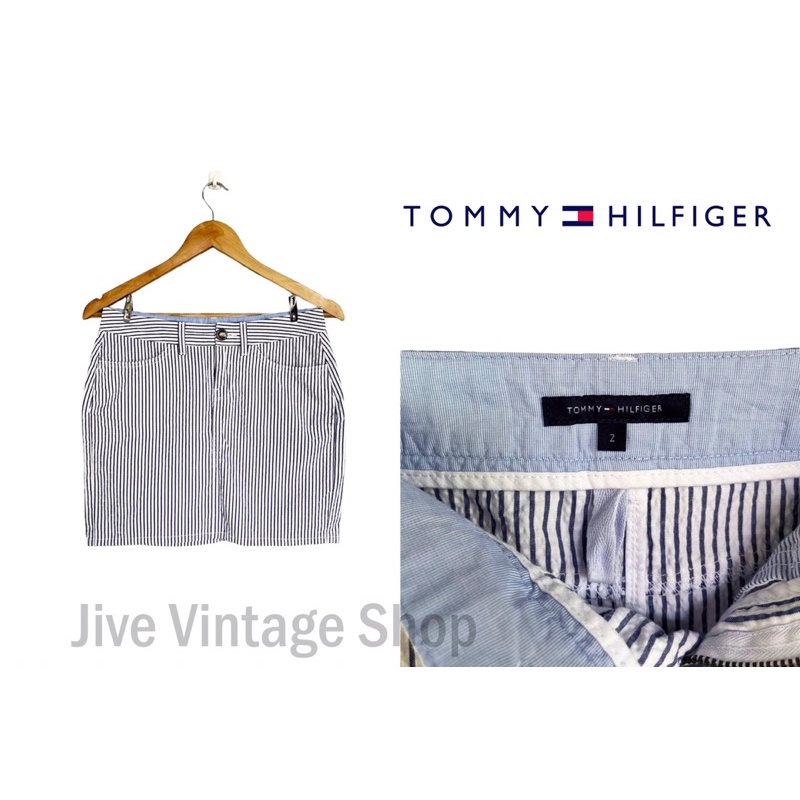 กระโปรงมินิ TOMMY HILFIGER ของแท้ ลายทาง สีขาว ฟ้า มีกระเป๋าหน้าหลัง ปักโลโก้เหนือกระเป๋าหลัง มือสอง