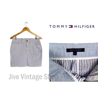 กระโปรงมินิ TOMMY HILFIGER ของแท้ ลายทาง สีขาว ฟ้า มีกระเป๋าหน้าหลัง ปักโลโก้เหนือกระเป๋าหลัง มือสองสภาพดี จากตู้ญี่ปุ่น