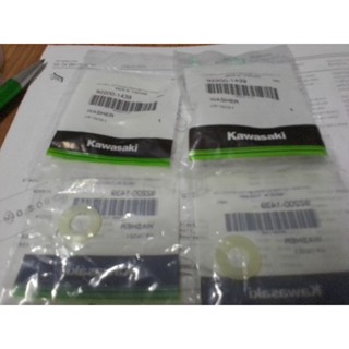 ชุดแป้นพร้อมน็อตยึดฝาครอบถังน้ำมัน Kawasaki Boss 175แท้ใหม่