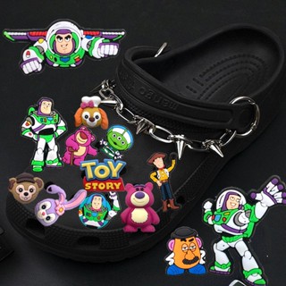 จี้ชาร์ม รูปหมีดัฟฟี่น่ารัก อุปกรณ์เสริม สําหรับตกแต่งรองเท้า croc pins toy story Buzz Lightyear jibbit charm Stella Lou croccs